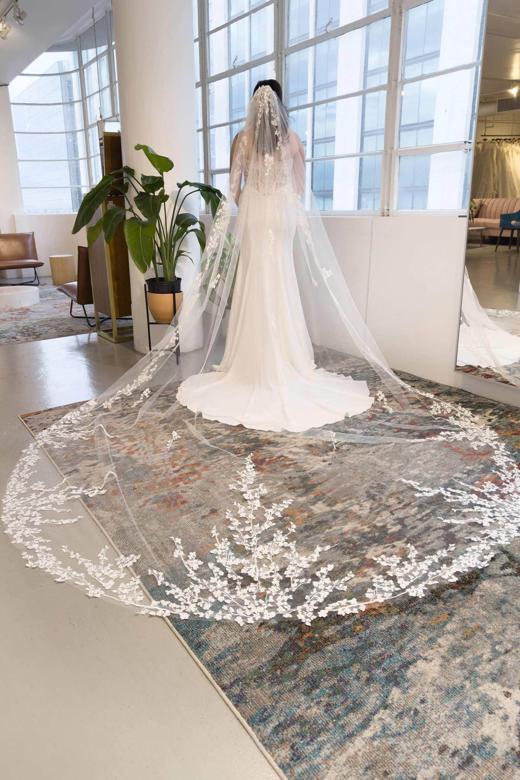 One-tier Lace Edge Tulle Chapel Veils with Appliques CV0328 - COCOMELODY